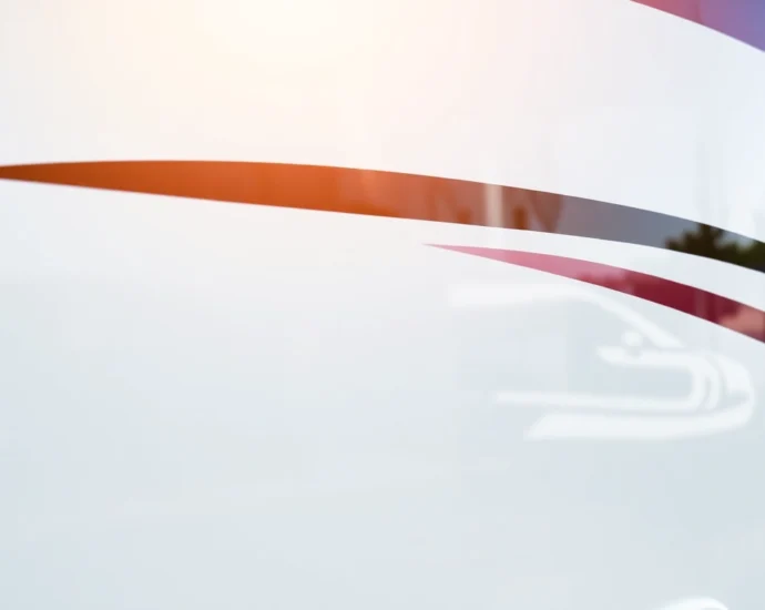 Professional team applying Wohnmobil Politursiegelung for a high-gloss finish on a motorhome